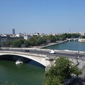 Paris-Sur-Seine-Chez-Caroline